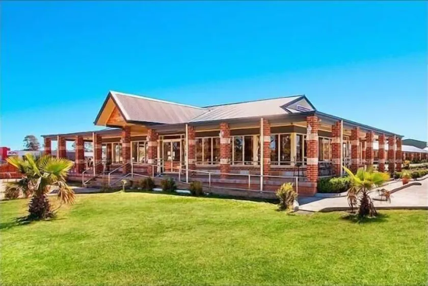 Marulan Motor Inn - Image 1