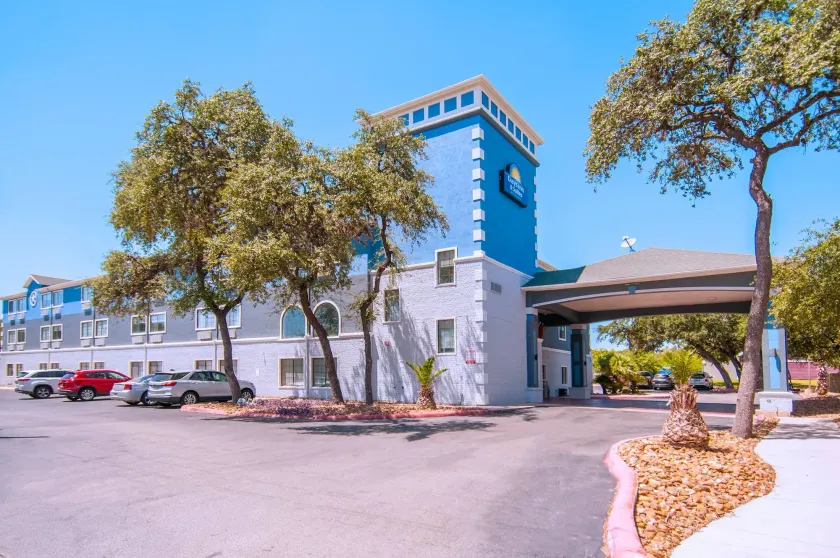Days Inn & Suites by Wyndham San Antonio North/Stone Oak - Image 1
