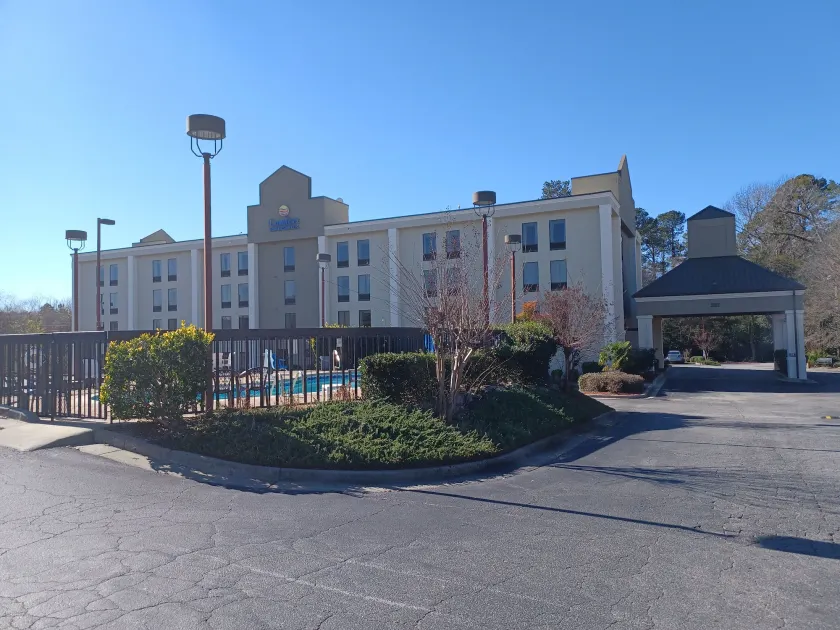 Comfort Inn & Suites Thomson - Image 1