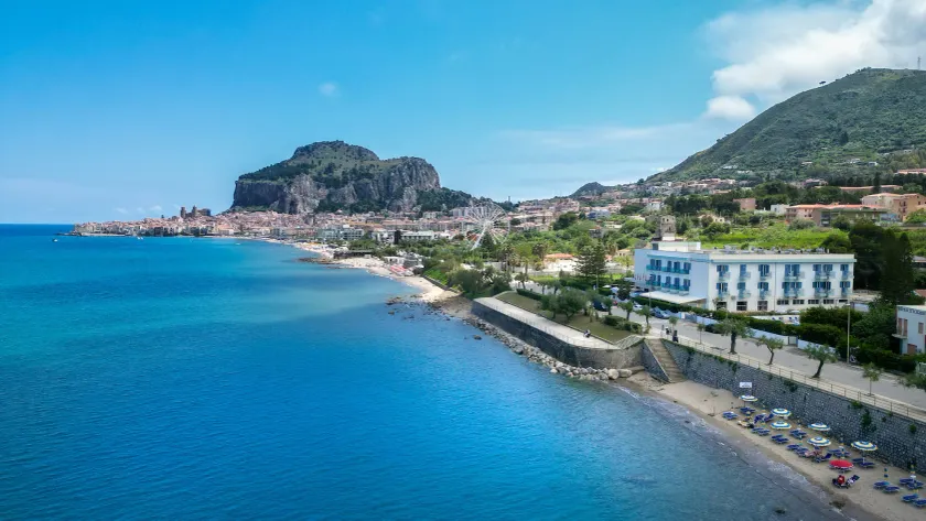 Hotel Tourist - Image 1