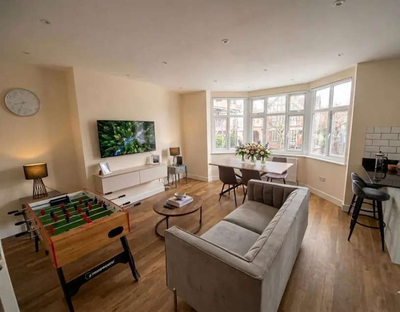 The Mayfield Suite -Modern Two Bed Apartment - Image 1