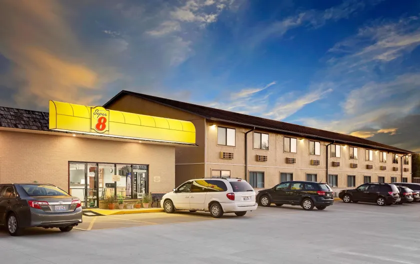 Super 8 by Wyndham Macomb - Image 1