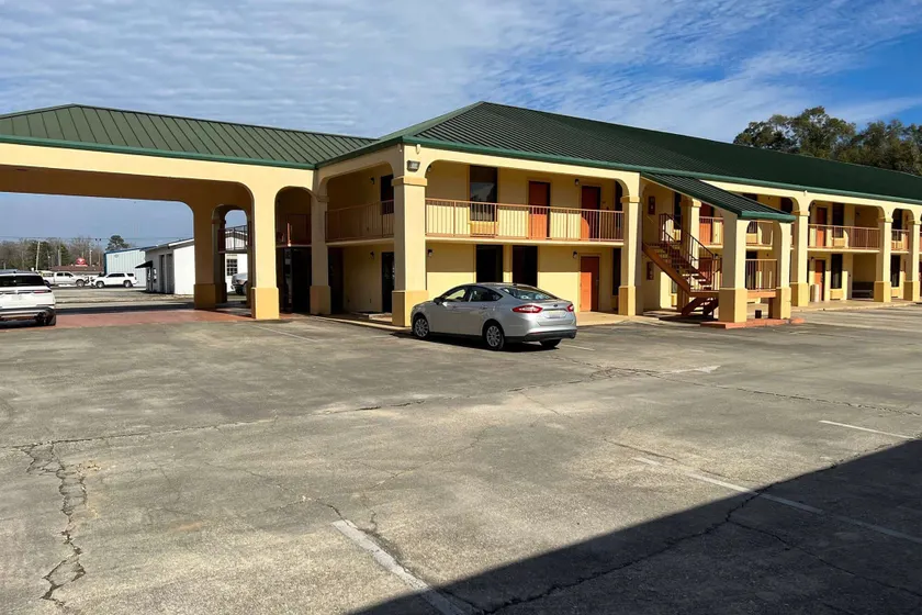 Days Inn & Suites by Wyndham Brewton - Image 1