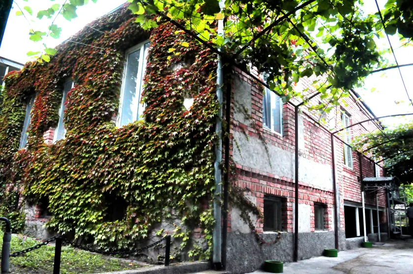 La Deka Guesthouse - Image 1