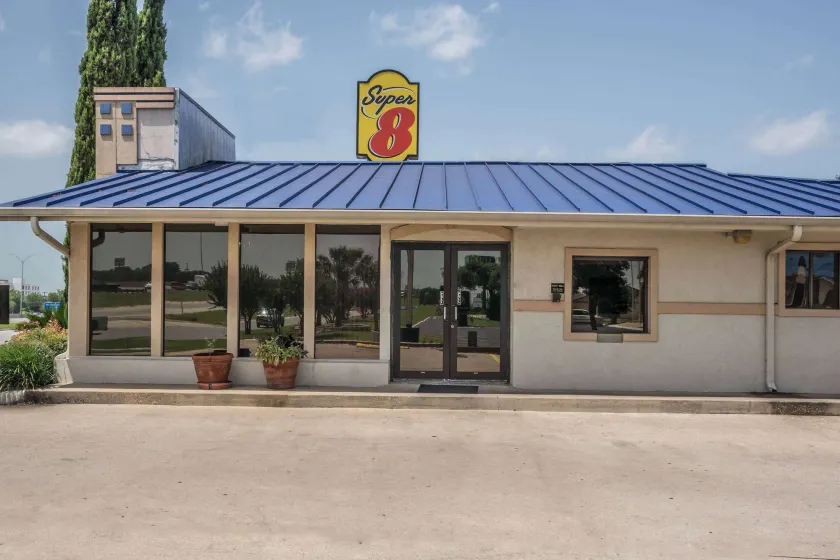 Super 8 by Wyndham San Marcos - Image 1