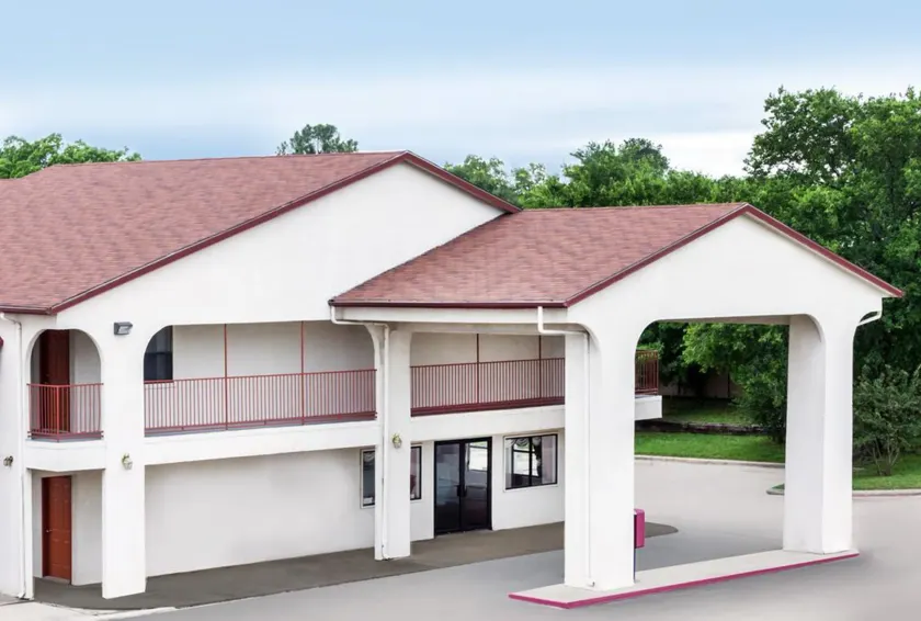 Deluxe Inn Denton - Image 1