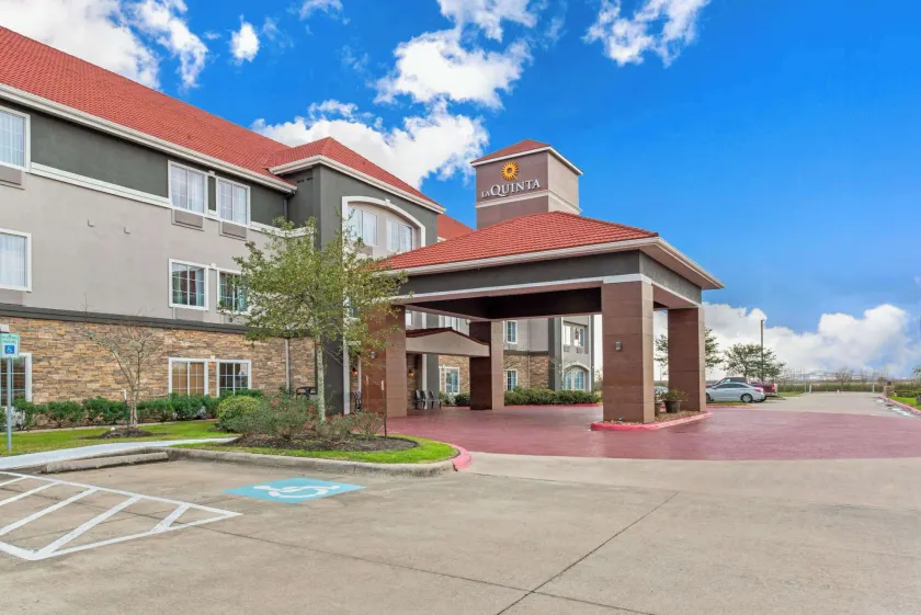 La Quinta by Wyndham Bridge City-Orange - Image 1