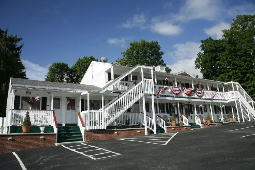 Bennington Motor Inn - Image 1