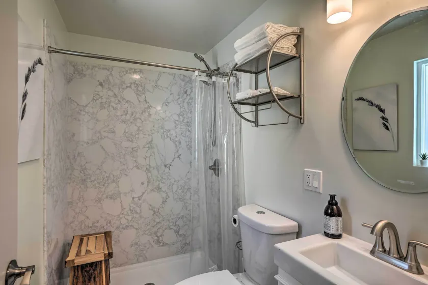 Ideally Located Oakland Home w/ Private Yard! - Innvendig