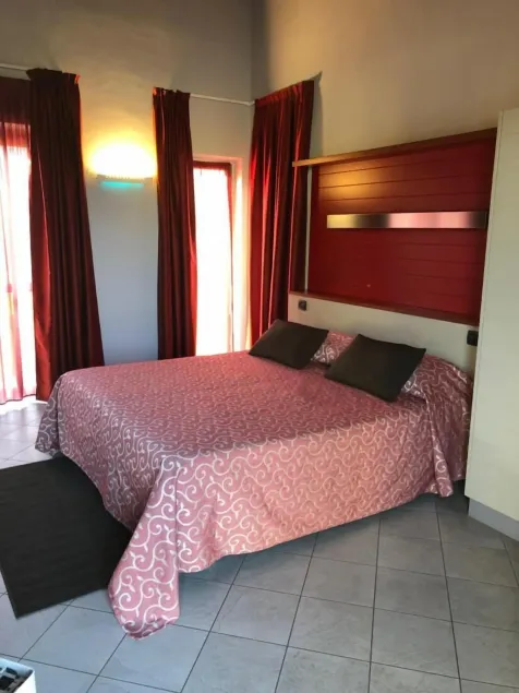 Room in Guest Room - Spacious Double Room in Alba - Image 1