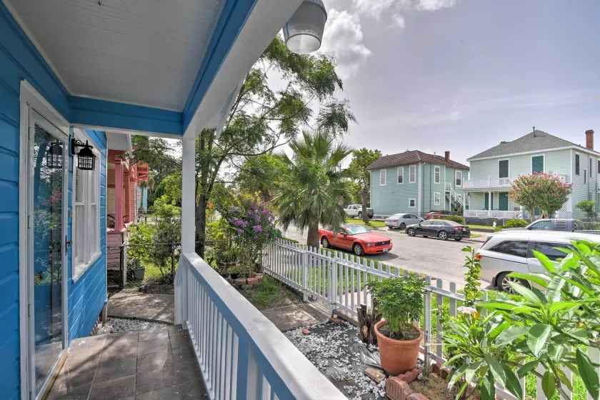 Bright Galveston Bungalow: 1/2 Mi to Pleasure Pier - Image 1