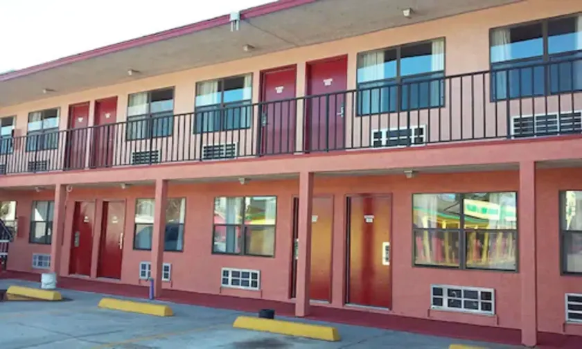 Summer Breeze Motel - Image 1