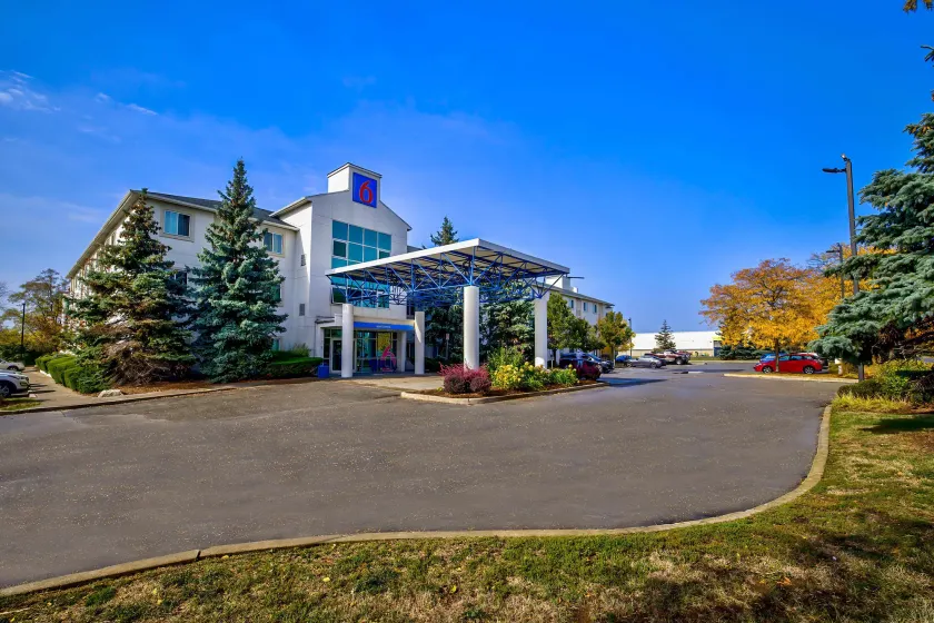 Motel 6-Burlington, ON - Toronto West - Oakville - Image 1