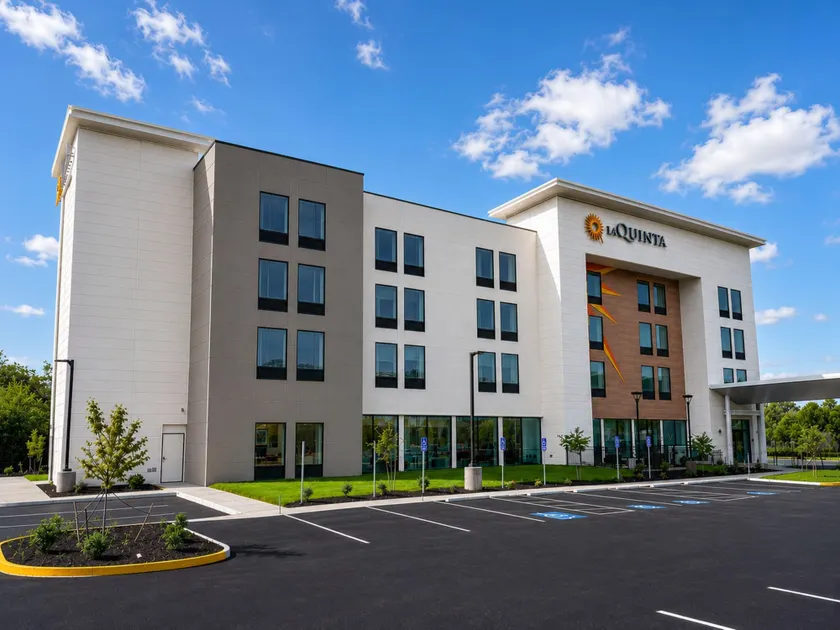 La Quinta Inn & Suites by Wyndham Roanoke Hollins/I-81 - Image 1
