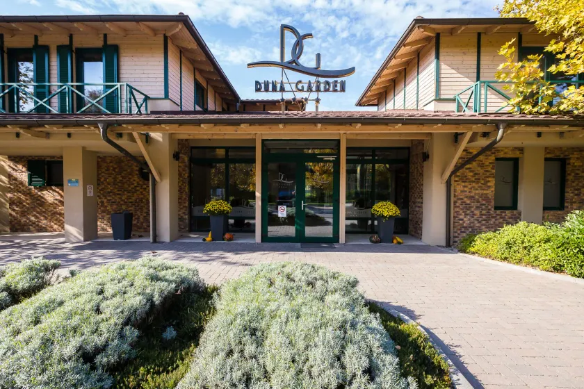 Duna Garden Hotel - Image 1