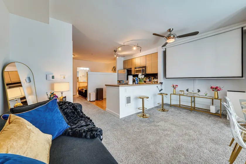 Capital hill studio close to fun with secure free parking - Image 1