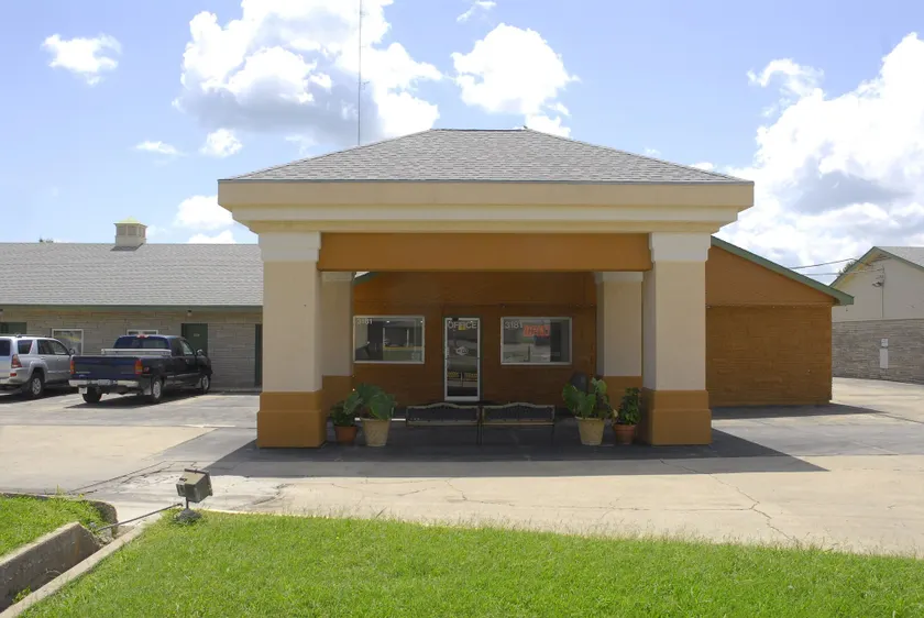 America's Best Inn and Suites Emporia - Image 1