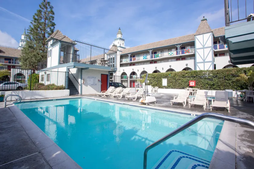 Castle Inn and Suites Anaheim - Image 1