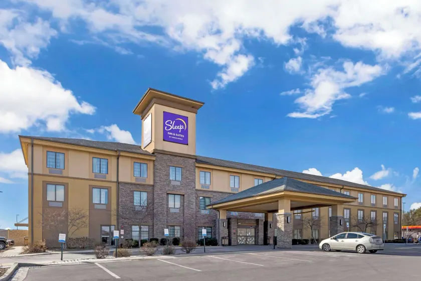 Sleep Inn & Suites Cumberland - Image 1