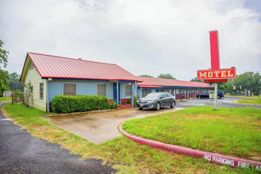 Budget Inn By OYO Palestine TX Hwy 79 - Image 1