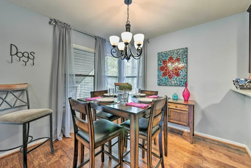 Cozy Woodlands Townhome w/ Deck Near Market Street - Interiör