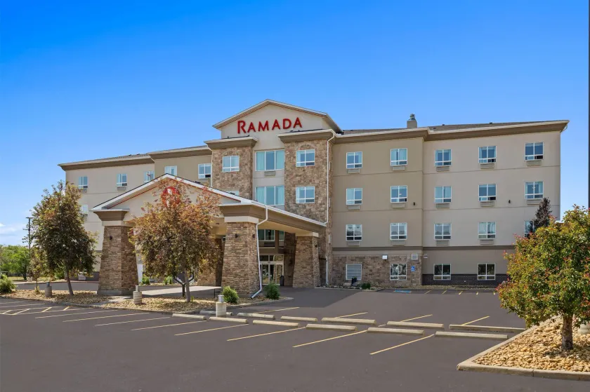 Ramada by Wyndham Drumheller Hotel & Suites - Image 1