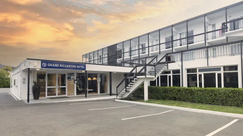 Grand Riccarton Hotel - Image 1