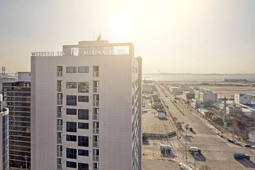 Western Bay Marina Hotel - Image 1