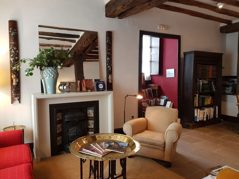 Churrut Hotel - Image 1