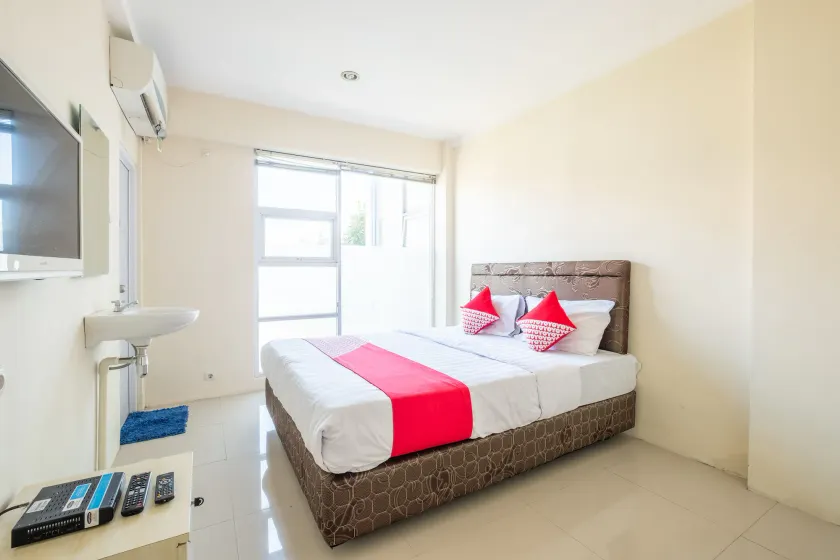 RedDoorz near Trans Studio Mall Bongo Residence - Image 1