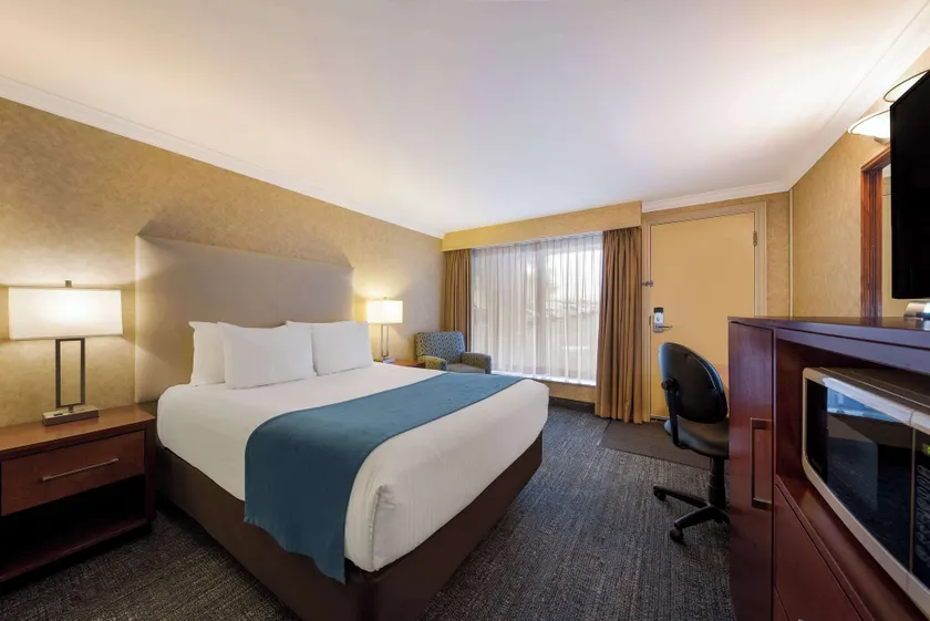 Best Western Voyageur Place Hotel - Image 1