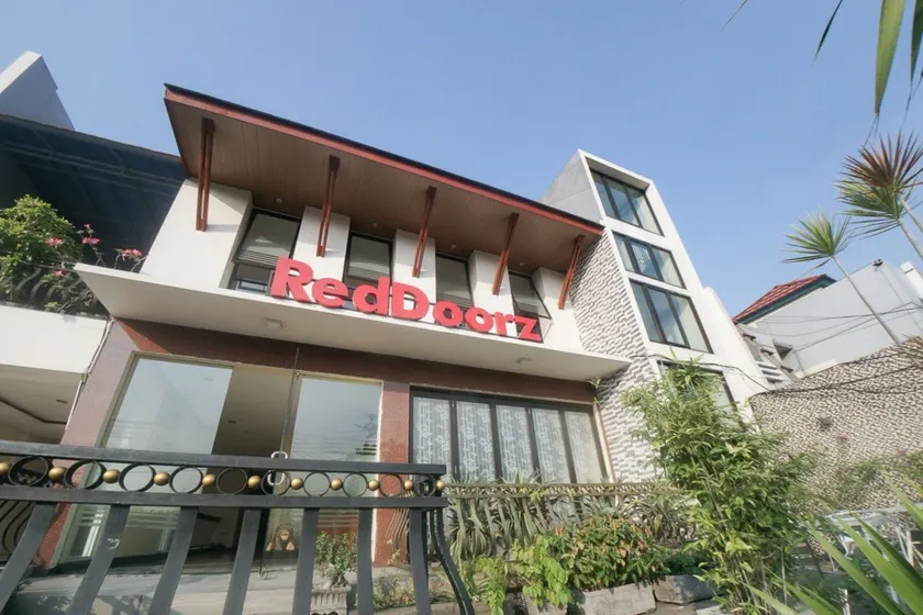 RedDoorz Plus near Green Pramuka Square Mall - Image 1