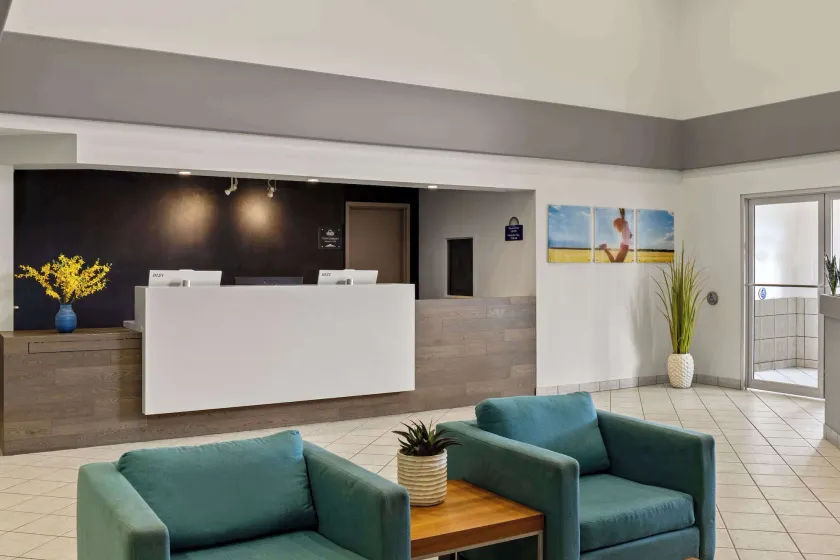 Days Inn by Wyndham Steinbach - Lobby