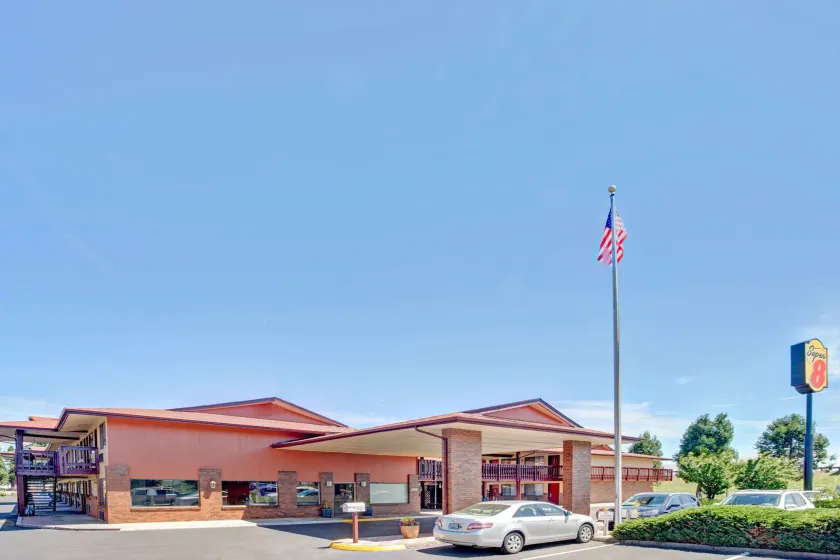 Super 8 by Wyndham Albany Corvallis - Image 1