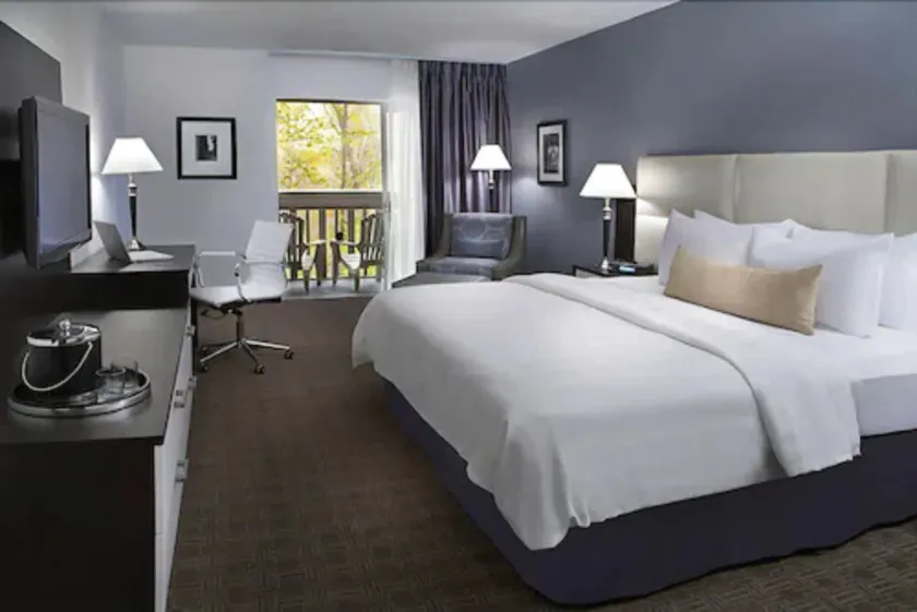 Toronto Don Valley Hotel and Suites - Image 1