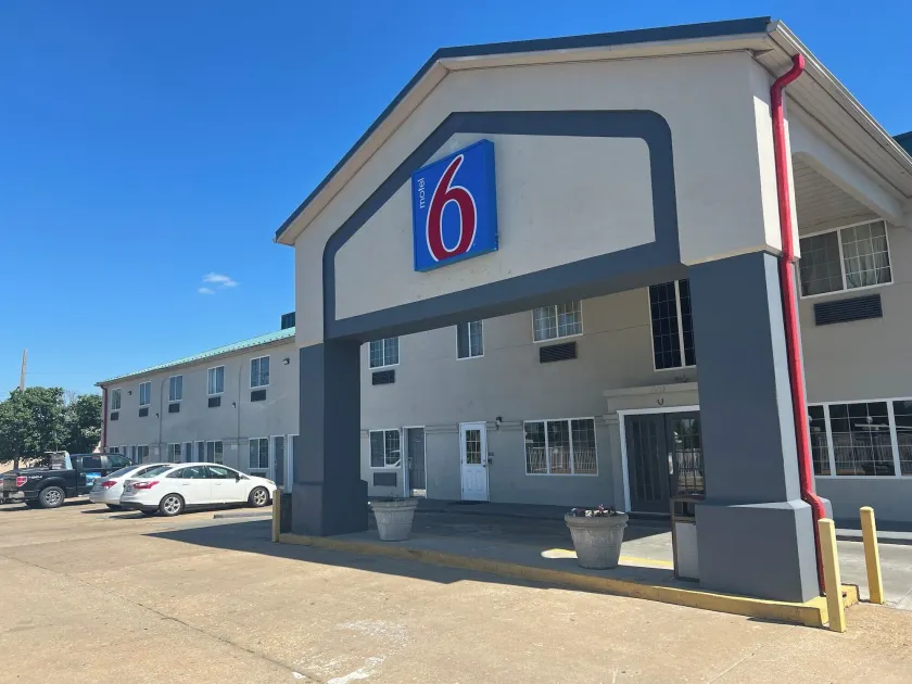 Motel 6 Tulsa, OK Airport - Image 1