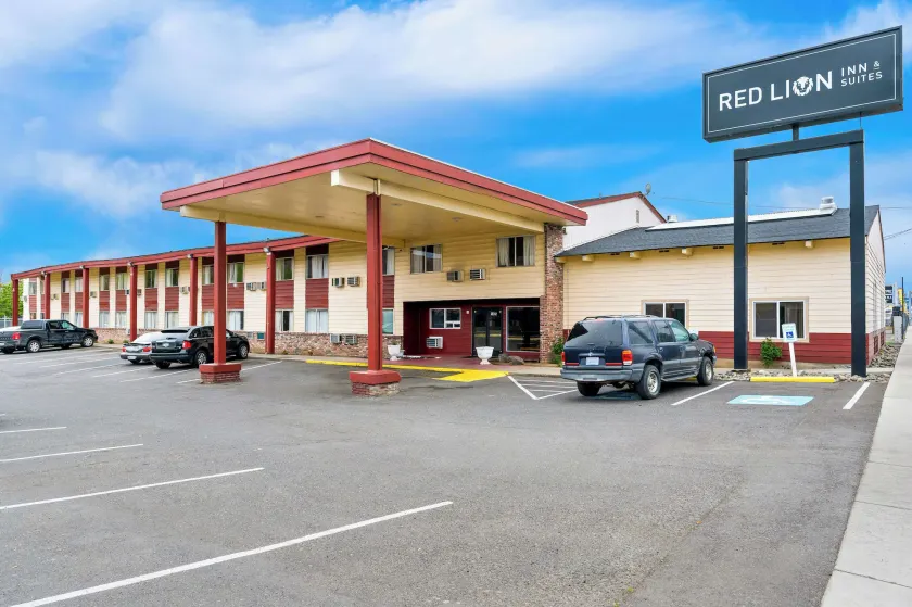 Red Lion Inn & Suites Yakima - Image 1