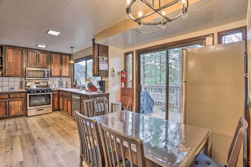 Woodsy Twin Peaks Getaway w/ Hot Tub & Views! - Interni