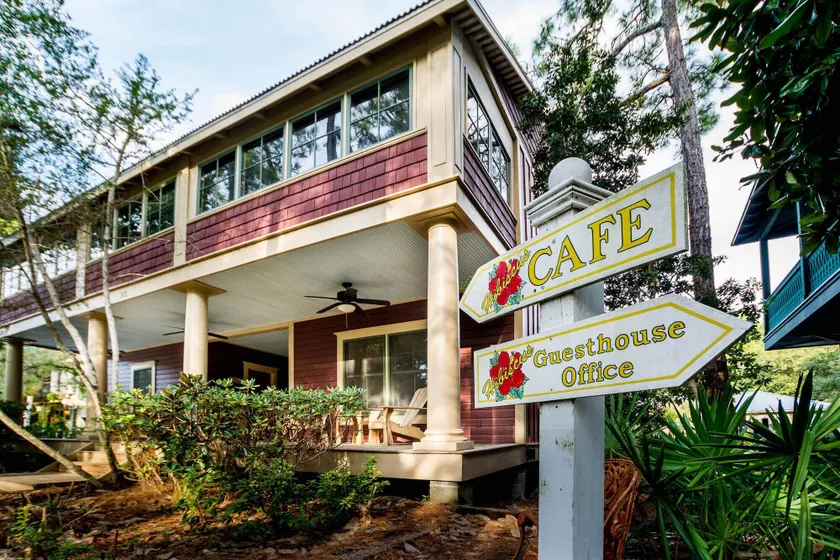 Hibiscus Coffee & Guesthouse - Image 1