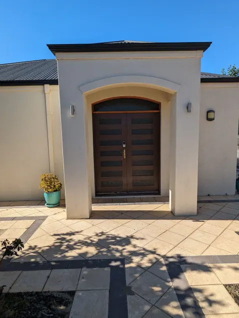 Lake Estate Stay - Image 1