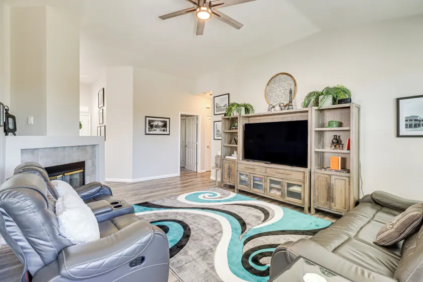 8 Mi to Dtwn Reno: Cozy Sparks Escape w/ Fireplace - Image 1