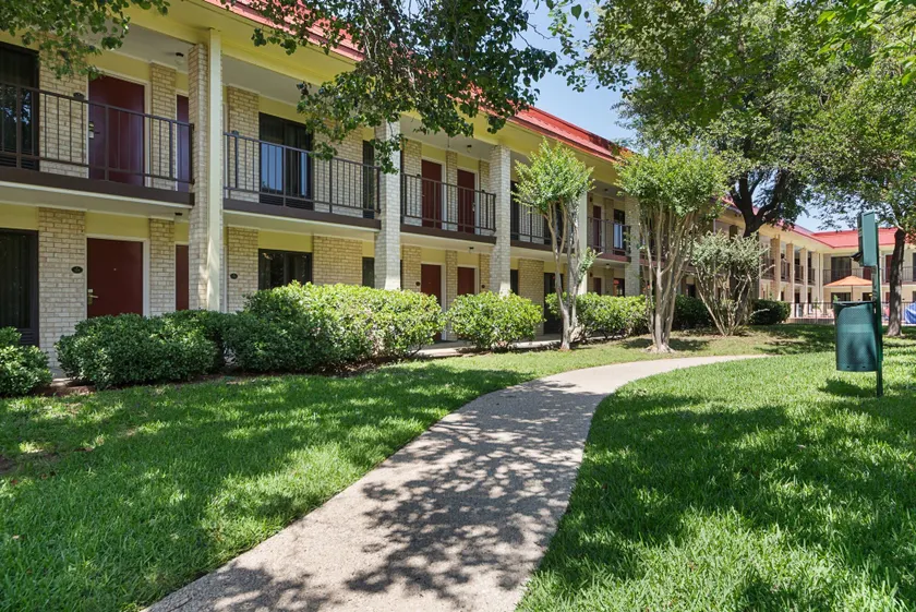 Red Roof Inn PLUS+ Dallas - Addison - Image 1