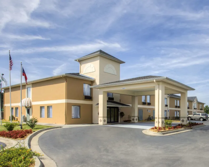 Quality Inn Fitzgerald - Image 1