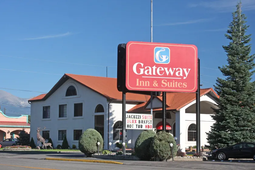 Gateway Inn and Suites - Image 1