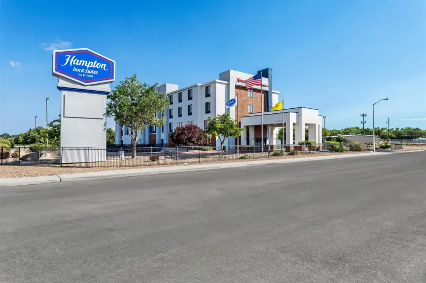 Hampton Inn & Suites Farmington - Image 1