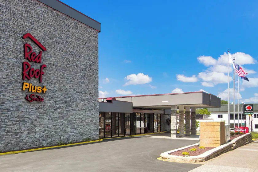Red Roof Inn PLUS & Suites Erie - Image 1