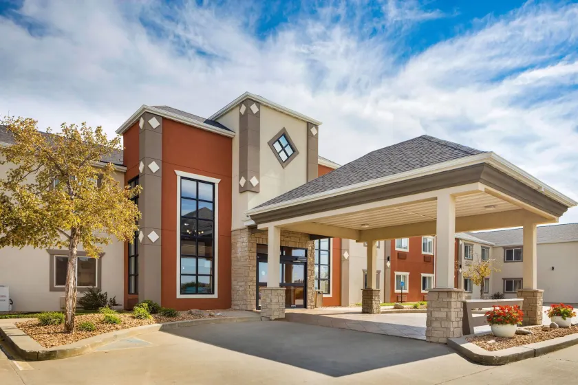 Howard Johnson Hotel & Suites by Wyndham Oacoma - Image 1