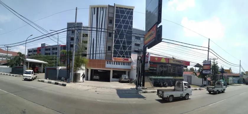 Front One Inn Semarang - Image 1