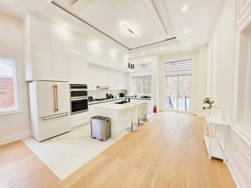 Luxury House with Open Living Space - Image 1