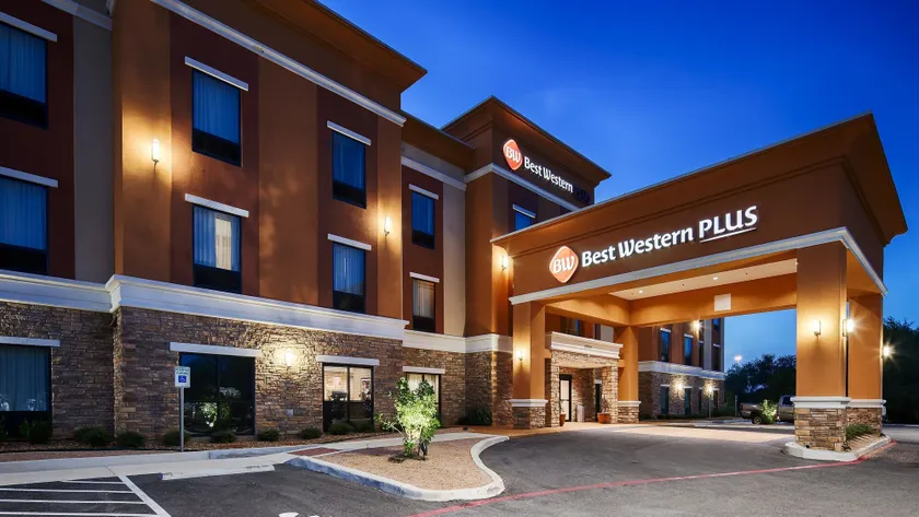 Best Western Plus Elmendorf Hotel San Antonio Hotel - Image 1